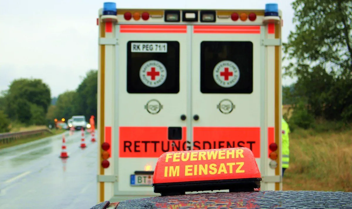 Ambulância em atendimento com a porta traseira aberta